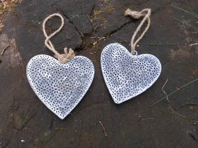 Produktbild von Deko-Hänger Herzen 2 Stück Herzhänger Eisen Grau-weiß Shabby je 14 x 14 cm