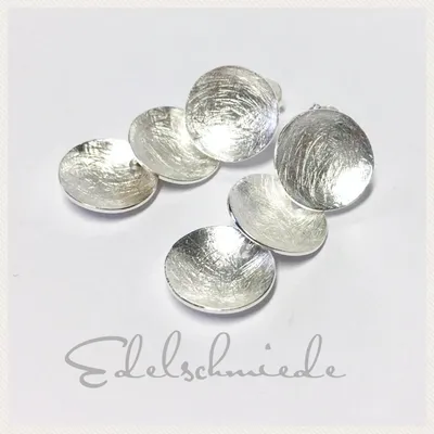 Produktbild von runde Ohrstecker in 925 Silber eismatt & gewölbt