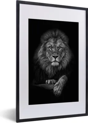 Produktbild von MuchoWow® Gerahmtes Poster Löwe - Tiere - Schwarz - Weiß 40x60 cm - Poster mit Schwarzem Bilderrahmen Wandposter Rahmen Foto Bilder - Poster in Rahmen