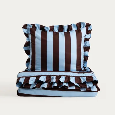 Zdjęcie produktu dla HOMLA Pościel TIFFANY z mikrofibry z falbanką w paski czekoladowo-błękitne 140x200 + 1*50x60 cm