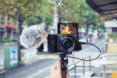 Produktbild von Sony Alpha a6400 s objektívom E PZ 16-50cm f/3,5-5,6 OSS 24 Mpx čierna