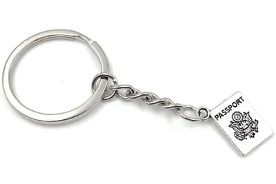 Zdjęcie produktu dla Paszportowy brelok podróżny Onwomania z metalowym talizmanem w aluminiowym pudełku, idealny na prezent