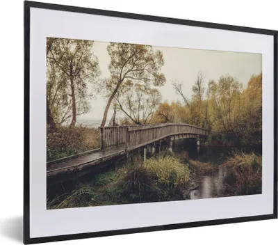 Produktbild von MuchoWow® Gerahmtes Poster Herbst - Brücke - Bäume 40x30 cm - Poster mit Schwarzem Bilderrahmen Wandposter Rahmen Foto Bilder - Bilderrahmen - Poster im Rahmen