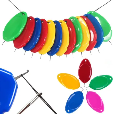 Productafbeelding van Naaldinrijgers 100 stuks - Draadbeugels Inrijggereedschap - Handnaaiwerk Vereenvoudigen - Ergonomisch Duimontwerp - 4 cm - Mix van 5 kleuren