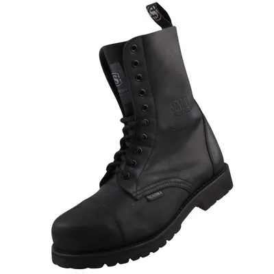 Auf dem Bild ist ein schwarzer Stiefel zu sehen der von der Seite betrachtet wird. Die Form des Stiefels wirkt robust und modern mit einer leicht glänzenden Oberfläche.