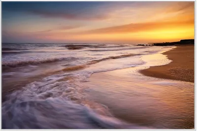 Produktbild von Wallario Wandbild Sonnenuntergang am Strand - Abendspaziergang, Größe: 61 x 91,50 cm, Poster mit weißem Aluminiumrahmen