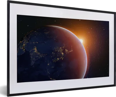 Produktbild von MuchoWow® Gerahmtes Poster Sonnenaufgang über der Erde 60x40 cm - Poster mit Schwarzem Bilderrahmen Wandposter Rahmen Foto Bilder - Schlafzimmer - Plakat in Rahmen - Drucken