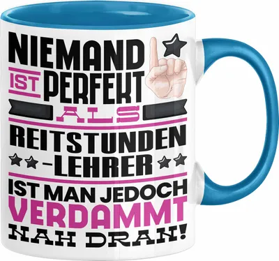 Produktbild von Reitstundenlehrer Geschenk Tasse Lustige Geschenkidee für Reitstundenlehrer Geburtstag Kaffee-Becher Niemand Ist Perfekt Aber Als Reitstundenlehrer Ist Man Nah Dran (Blau)