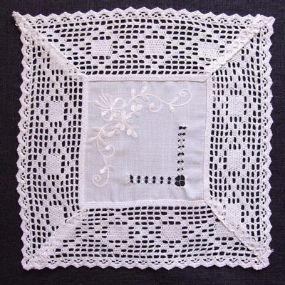 Produktbild von Tischdeckchen BRIT Häkelkante & Stick Landhausstil Polyester 35 x 35 cm