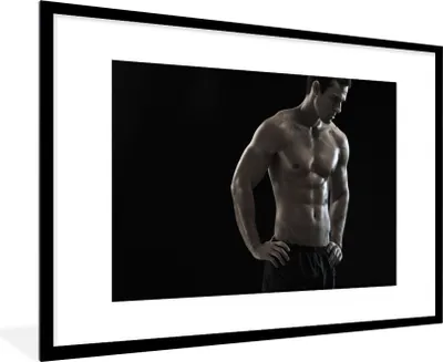 Produktbild von MuchoWow® Gerahmtes Poster Porträt eines muskulösen Mannes 90x60 cm - Poster mit Schwarzem Bilderrahmen Wandposter Rahmen Foto Bilder - Wanddekoration - Fotos