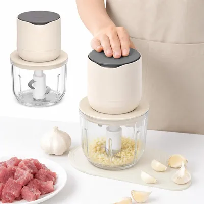 Produktbild von Kabelloser Mini-Zerkleinerer 4-in-1, 600 ml Glasbehälter und 3 Edelstahlbehälter, USB-C, für Fleisch und Gemüse