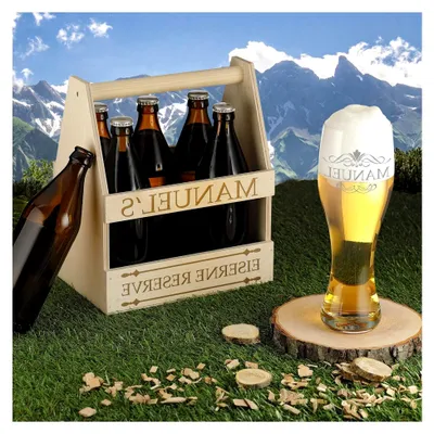Produktbild von Bierträger aus Holz mit graviertem Weizenglas – 1x Flaschenhalter und 1x Weißbierglas für Männergeburtstage