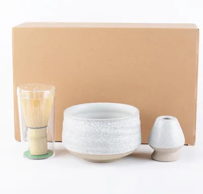 Immagine prodotto di Set da tè Matcha, composto da 4 elementi: frusta, ciotola, cucchiaino e supporto, realizzati in Vetroceramica e bambù