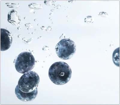 Produktbild von Spritzschutz Herdabdeckplatte Schneidebrett aus Glas Heidelbeeren im Wasser 1-Teilig (60x52cm)