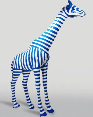 Produktbild von Casa Padrino XXL Deko Skulptur Giraffe mit Streifen Weiß / Blau H. 320 cm - Riesige Garten Deko Figur