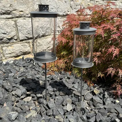 Produktbild von eberin · Laternen Baculus · Grablaterne-Stahlblech · Grablicht mit langem Stab in Anthrazit mit Metallic-Optik · Glaszylinder · (18 cm)