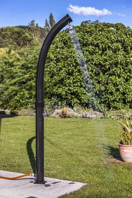 Image de Douche solaire courbée d'extérieur en PVC noir - 22 l - robinet réglable