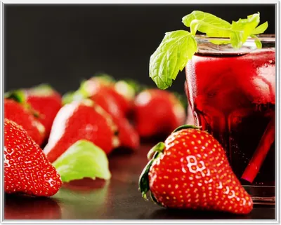 Produktbild von Wallario Wandbild Erdbeer-Mojito - Frische Erdbeeren, Größe: 40,30 x 50,30 cm, Poster mit weißem Aluminiumrahmen