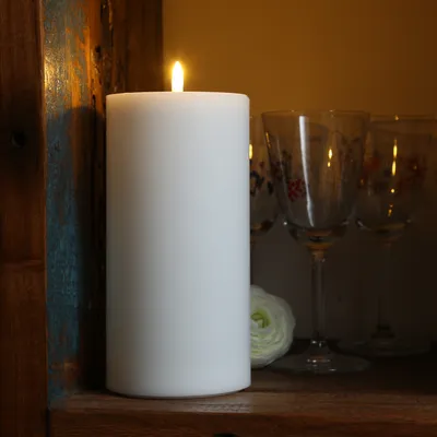 Produktbild von LED Stumpenkerze MIA - Echtwachs - realistische 3D Flamme - H: 20cm - D: 10cm - Batterie - weiß