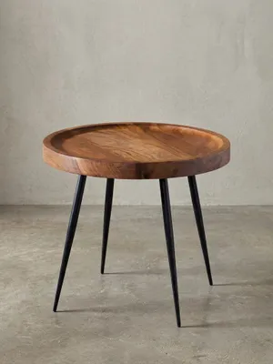 Produktbild von Massiver Beistelltisch aus Sheeshamholz und Metall, Industrial-Design, vielseitig einsetzbar, 50 kg Belastbarkeit. 46x46x40 cm | Kadima Design