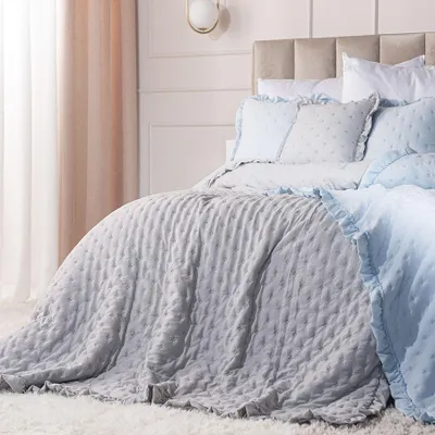 Produktbild von WERONA Tagesdecke 200x220cm Grau mit Rüschen - Eleganz und Stil in Ihrem Schlafzimmer