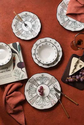 Productafbeelding van Hermia Concept, hoogwaardige diner set bestaande uit 24 delen, gemaakt van 100% porselein | 6 serveerplaten (26x26 cm), 6 dinersbordjes (22x22 cm), 6 dessertborden (21x21 cm), 6 kommen (16x16 cm) | Geschikt voor de vaatwasser en magnetron, ideaal voor elke gelegenheid.