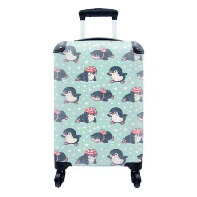 Produktbild von MuchoWow® Koffer Handgepäck Trolley Rollkoffer Kleine Reisekoffer mit 4 Rollen - Pinguin - Schlittschuhe - Mütze - Kinder - Muster - Cabin Size < 55x40x23 cm & 55x40x20 cm - Kinderkoffer - Kabinenkoffer - Boardgepäck - Reise-Box - Reisekoffer - Reisegepäck - Koffer mit Bild - Trolley für Kinder