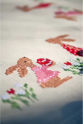 Zdjęcie produktu dla Zestaw do haftu krzyżykowego Vervaco "Zajączek wielkanocny w ogrodzie tulipanów", wstępnie narysowany obrazek do haftu, 80x80cm