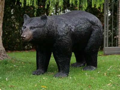 Ein großer stehender brauner Bär aus Bronze