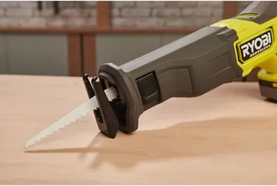 Immagine prodotto di Seghetto alternativo RYOBI Brushless 18 V, 0-3200 colpi/min, corsa lama 32 mm, capacità di taglio su legno 210 mm