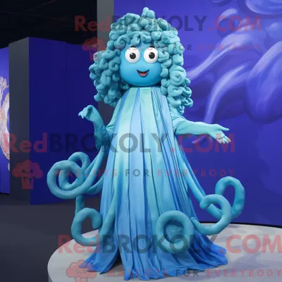 Produktbild von Maskottchenfigur REDBROKOLY einer himmelblauen Medusa mit Wickelkleid und Fußkettchen