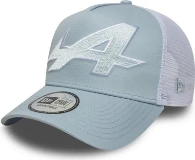 Imagen del producto de Gorra trucker estilo A-Frame de la marca New Era, con visera plana y cierre ajustable, diseño F1 Alpine, color azul cielo