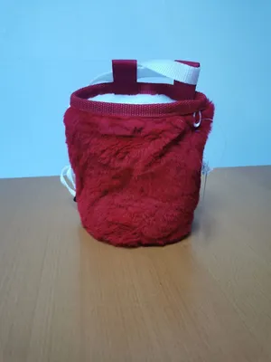 Roter Chalkbag Basic von Crafty Climbing; mit weichem Material und Tragegriff; geeignet für Kletterer.