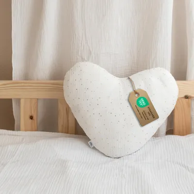 Imagen del producto de Cojín decorativo corazón blanco sin volantes, con aplicación dorada - muselina