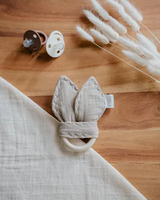 Zdjęcie produktu dla Little Livo – ręcznie robiony gryzak dla niemowląt w kolorze taupe z szeleszczącymi uszami królika – silikon i muślin bawełniany – miękki i bezpieczny
