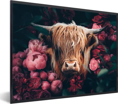 Produktbild von MuchoWow® Gerahmtes Poster Kuh - Schottischer Highlander - Blumen - Botanisch 80x60 cm - Poster mit Schwarzem Bilderrahmen Wandposter Rahmen Foto Bilder - Schwarzem - Mit Gestell