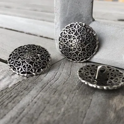 Obrázek produktu pro Stříbrné kovové knoflíky o průměru 15 mm nebo 23 mm se vzorem a očka