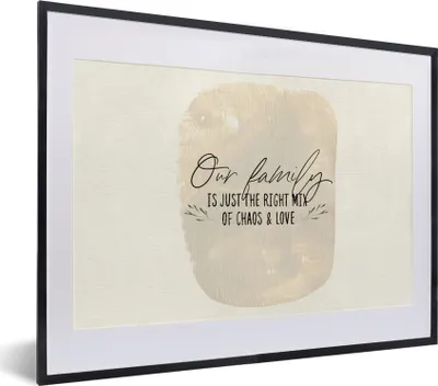 Produktbild von MuchoWow® Gerahmtes Poster Zitate - Familie - Unsere Familie ist genau die richtige Mischung aus Chaos und Liebe - Sprüche 40x30 cm - Poster mit Schwarzem Bilderrahmen Wandposter Rahmen Foto Bilder - Bilderrahmen - Poster im Rahmen