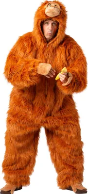 Person im flauschigen orangenen Orang-Utan-Kostüm hält eine Banane und schaut in die Kamera.