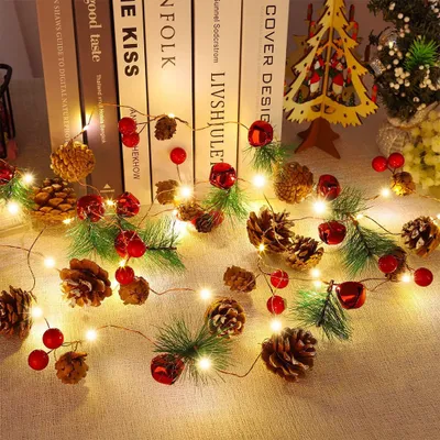 Obrázek produktu pro 2 kusy vánoční girlandy s osvětlením 20LEDs, jedlové girlandy pohádkové světla 1,8m na baterie dekorace schodiště okno (bobule borovice šišky zvonky)