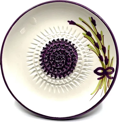 Produktbild von Kaladia Keramik Reibeteller handbemalt in Lila/Weiß mit Blüte - Durchmesser ca. 12cm - spülmaschinengeeignet