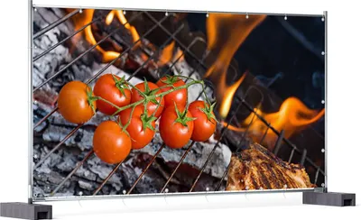 Produktbild von Wallario XXL Outdoor-Poster für Garten oder Balkon, Motiv Tomaten und Steak auf einem Grill, in ca. 340 x 173 cm