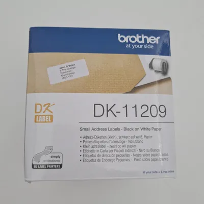 Produktbild von Brother Etikettenrolle Bürobedarf DK 11209 Schwarz auf Weiß 62 x 29 mm Klebeetiketten