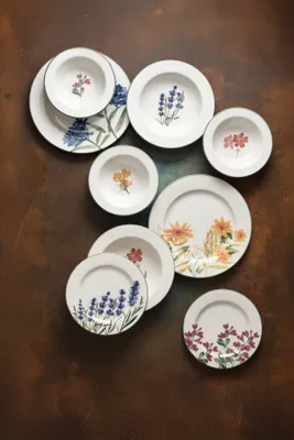 Produktbild von Hermia Concept, Hochwertiges 24-teiliges Dinner Set aus 100% Porzellan | 6 Servierplatten (25x25x2,5 cm), 6 Teller (21x21x3 cm), 6 Schalen (15x15x4,5 cm), 6 Dessertteller (22x22x2,5 cm) | Spülmaschinen- und mikrowellenfest, ideal für jeden Anlass.