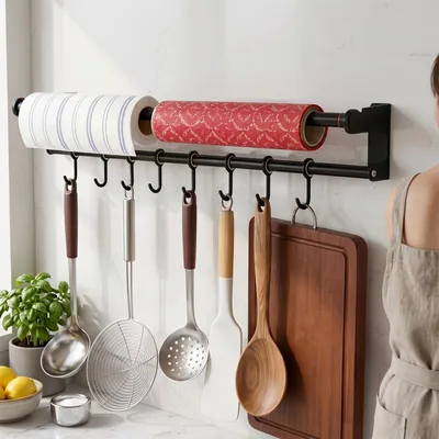 Zdjęcie produktu dla Elzusha - Półka kuchenna o szerokości 70 cm z uchwytem na rolkę papieru i 8 haczykami, czarna - montaż bez wiercenia