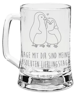 Produktbild von Mr. & Mrs. Panda Krug Pinguin umarmen - Transparent - Geschenk, Liebesbeweis, Hochzeitstag, Seidel, Liebe, Hochzeit, Bierkrug graviert, Humpen, Bierhumpen, Mit Gravur