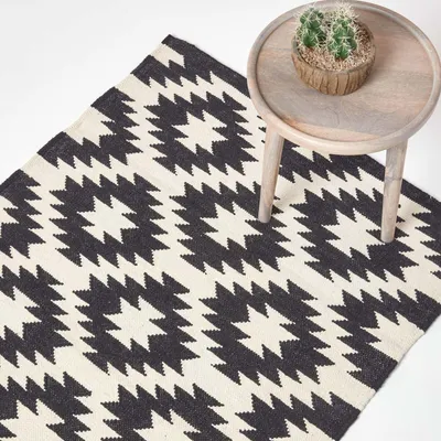 Obrázek produktu pro HOMESCAPES Ručně tkaný bavlněný koberec Zürich kilim s geometrickým vzorem v černé a bílé barvě, 90 x 150 cm