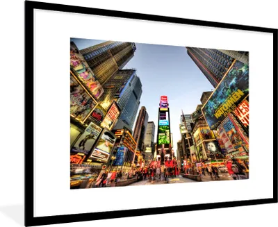 Produktbild von MuchoWow® Gerahmtes Poster New York - Nacht - Platz 90x60 cm - Poster mit Schwarzem Bilderrahmen Wandposter Rahmen Foto Bilder - Wanddekoration - Fotos