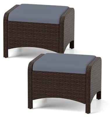 Produktbild von Set aus 2 grauen Gartenhockern aus Rattan mit Kissen