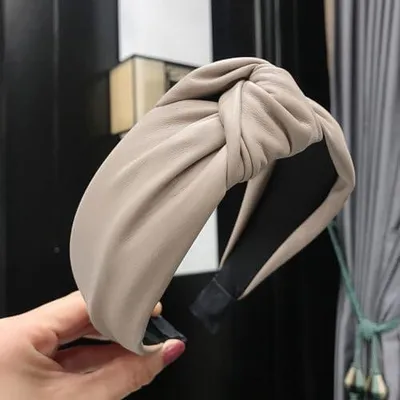 Produktbild von Damen-Stirnband aus Leder, elastischer breiter Haarreif mit Knoten, modisches einfarbiges Kopfband und Haarschmuck in Beige